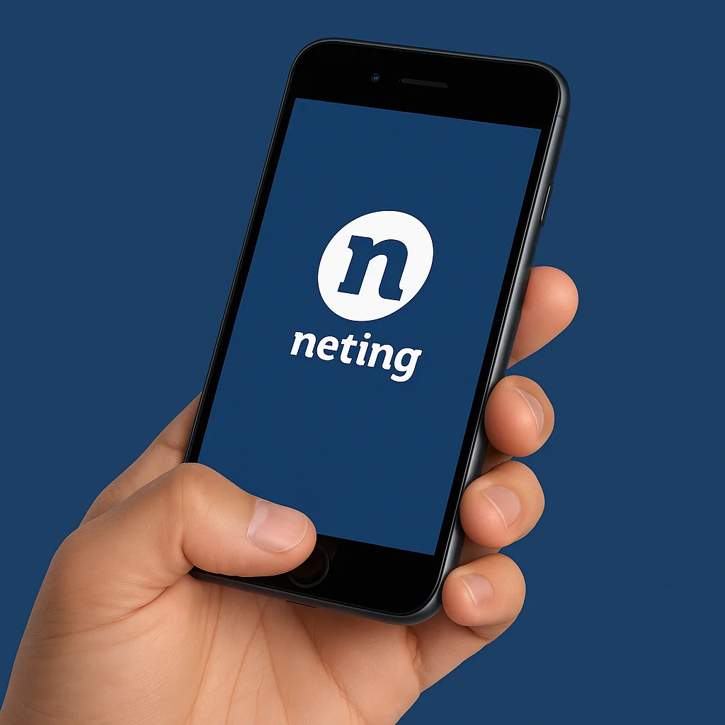 Mano sosteniendo un móvil con la app Neting, herramienta que usamos en Somos Negocio para crear oportunidades y hacer seguimiento del negocio generado.