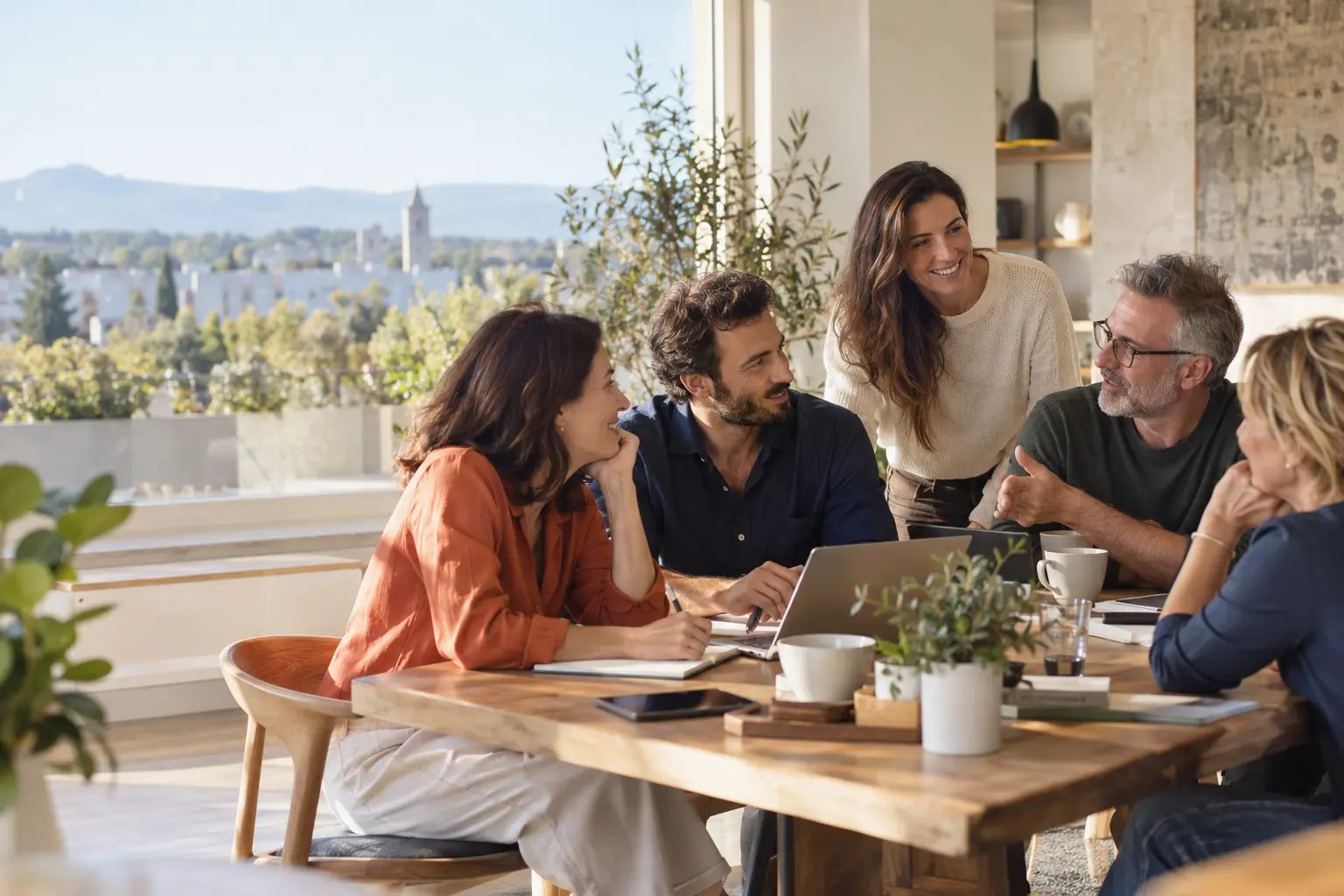 Profesionales y empresarios conversando en una reunión empresarial en Majadahonda